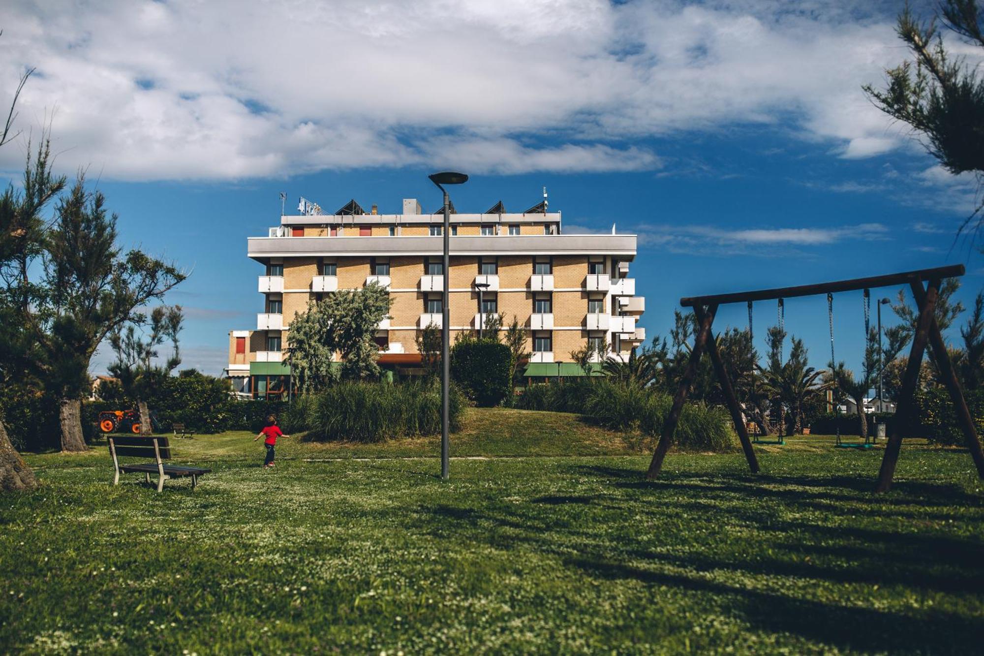 Una Hotels Imperial Beach Hotel Marotta Exteriör bild