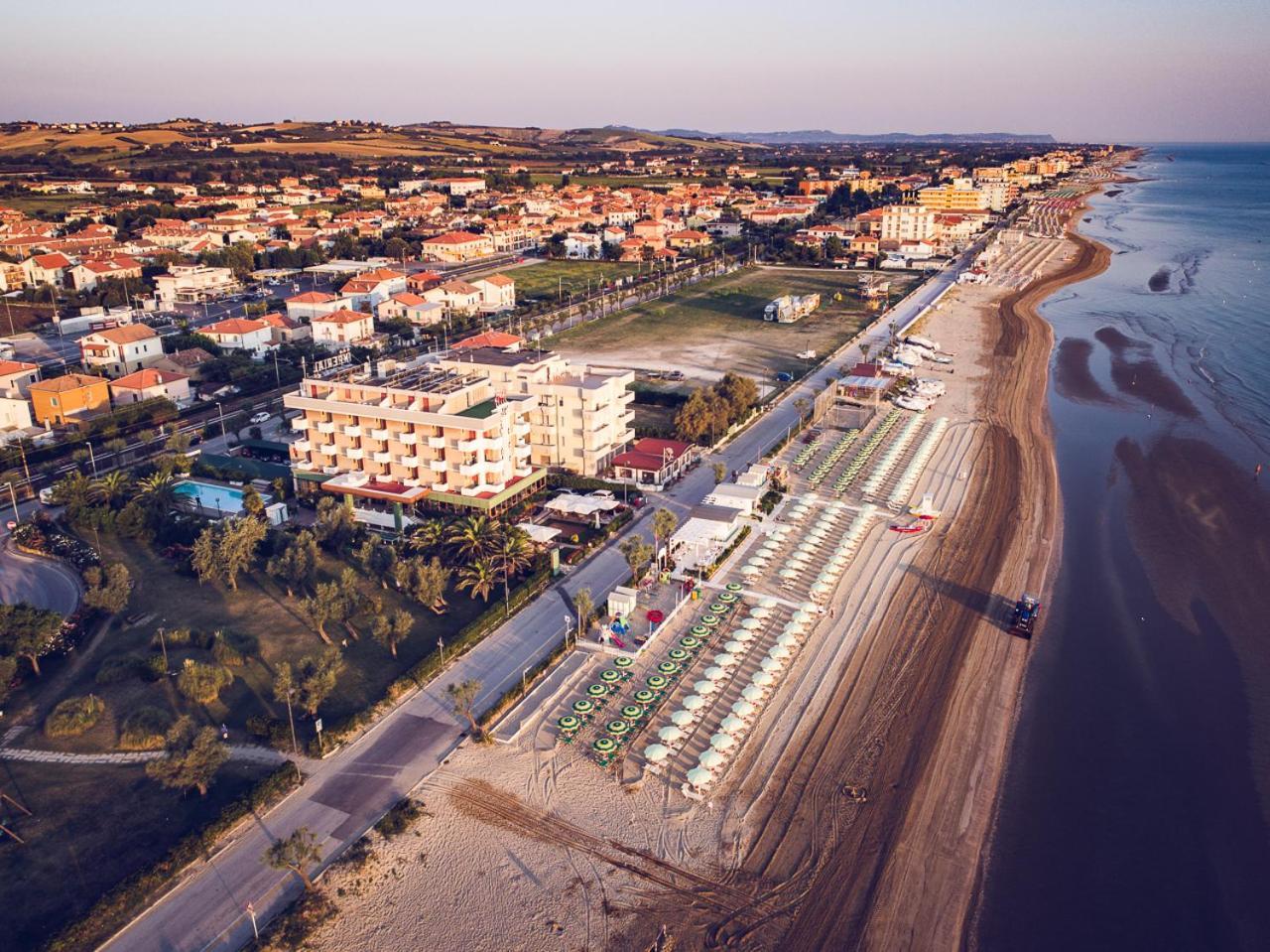 Una Hotels Imperial Beach Hotel Marotta Exteriör bild