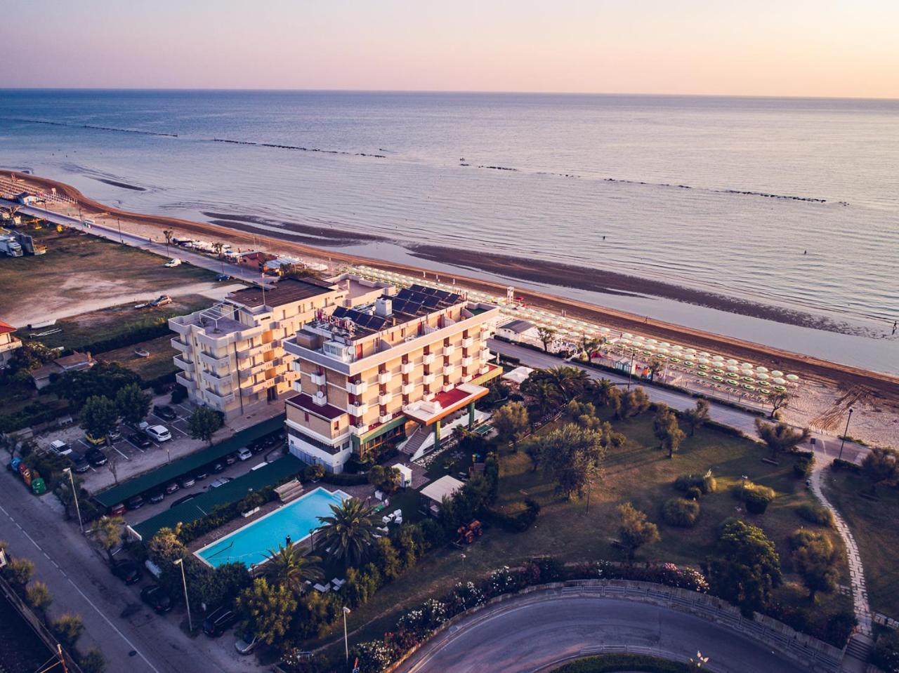 Una Hotels Imperial Beach Hotel Marotta Exteriör bild